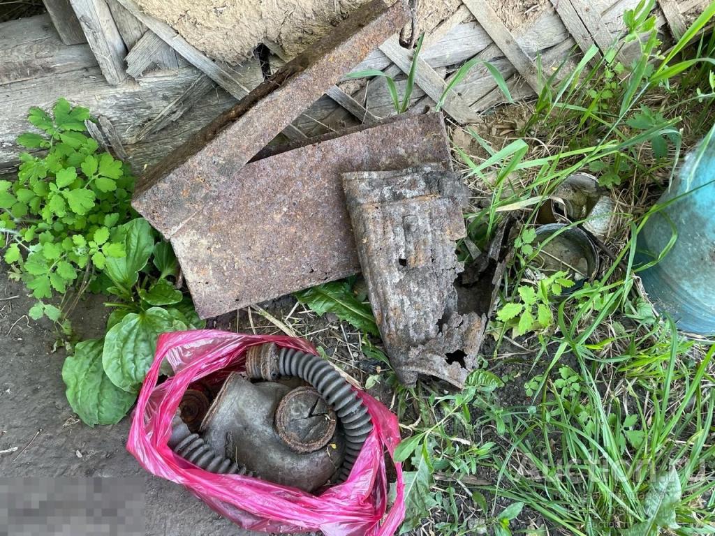 Кучка предметов с войны из полей. Ящик пулемета, противогаз, газбак. Оригинал!