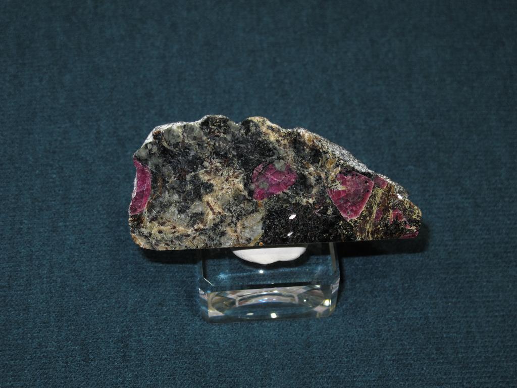 Лампрофиллит, Эгирин, Эвдиалит, Гакманит в УФ. полировка. Кольский п-ов.