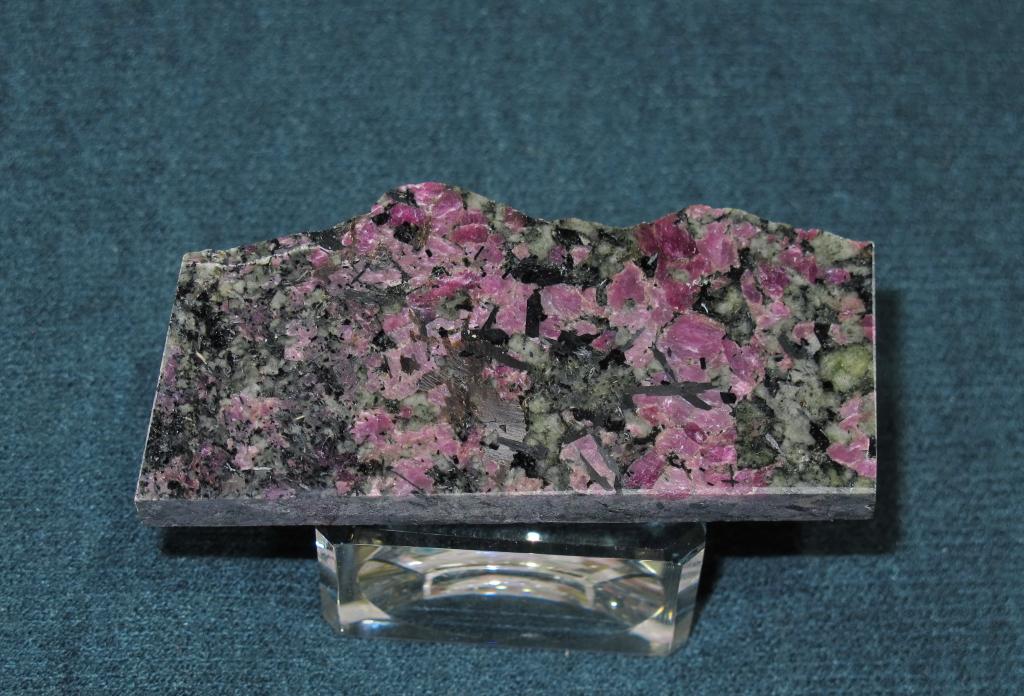 Эгирин, Эвдиалит, полировка. Кольский п-ов.