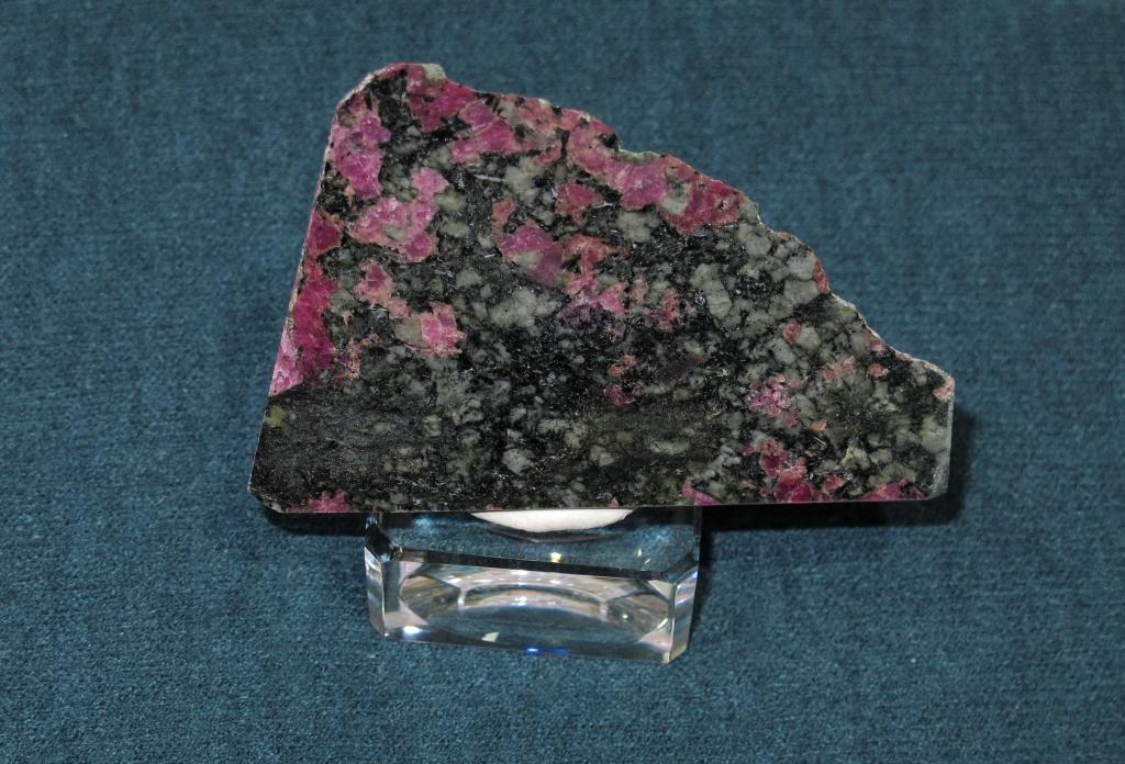 Эгирин, Эвдиалит, полировка. Кольский п-ов.