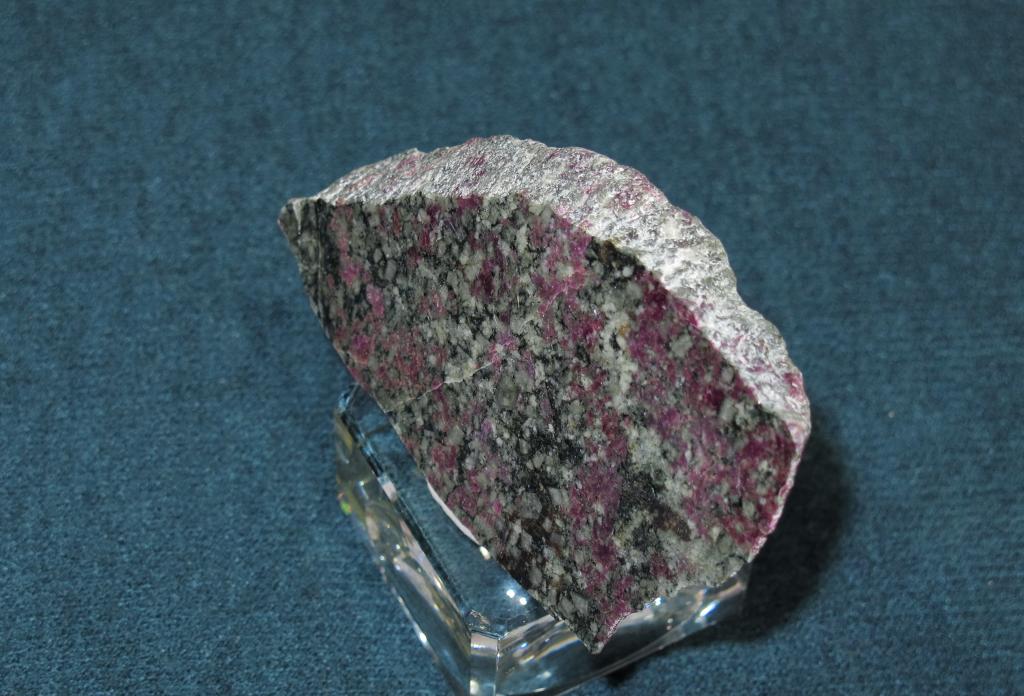 Эвдиалит, полировка. Кольский п-ов.