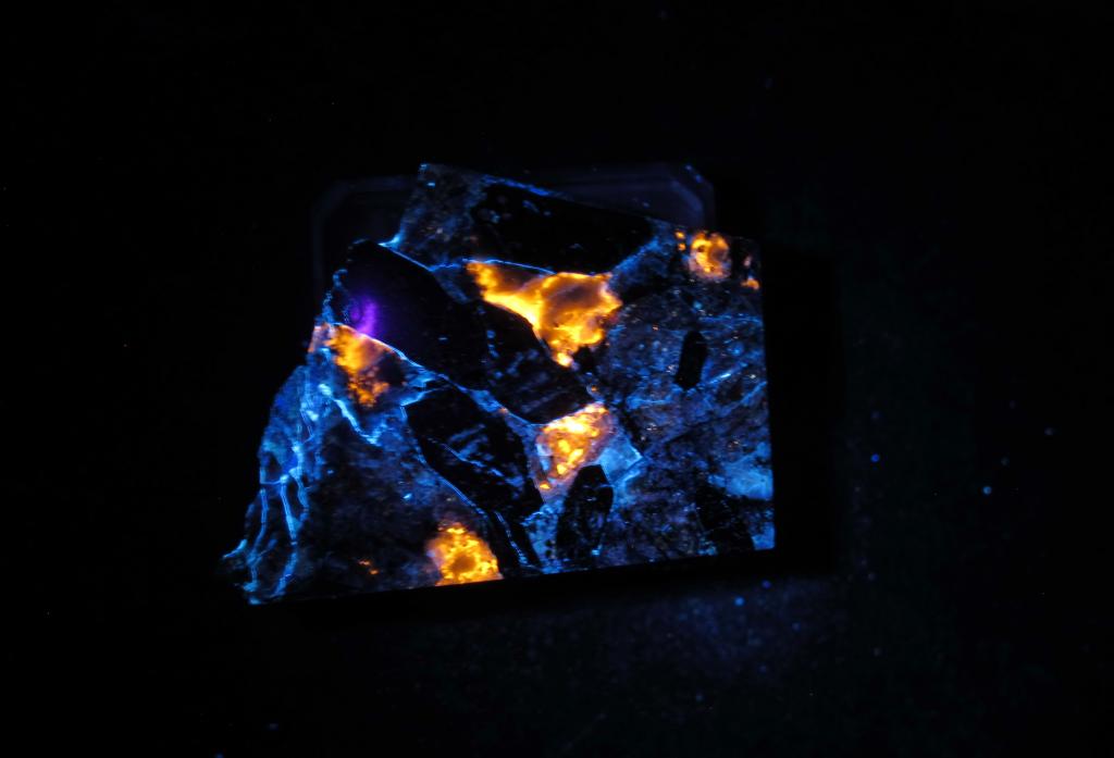 Эгирин, Эвдиалит, Гакманит в УФ. полировка. Кольский п-ов.