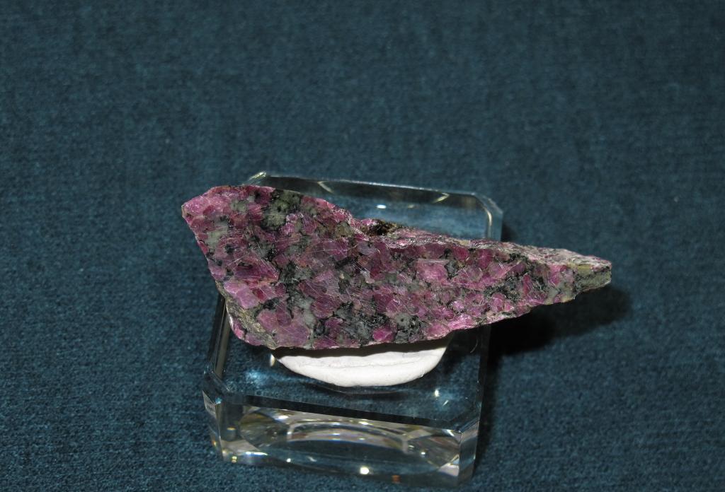 Эвдиалит, полировка. Кольский п-ов.