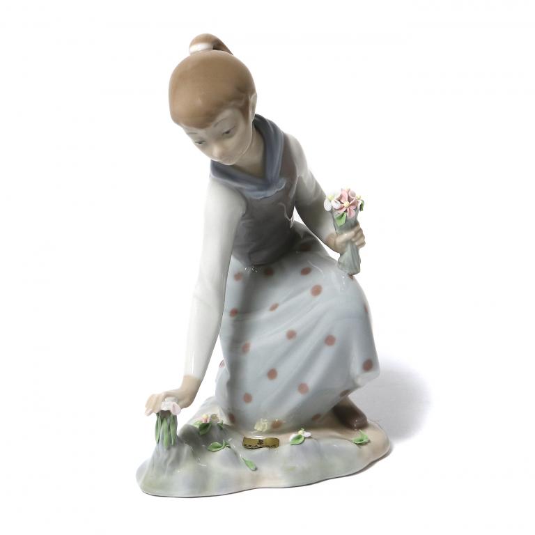 Фарфоровая фигура "Девочка с цветами". Lladro