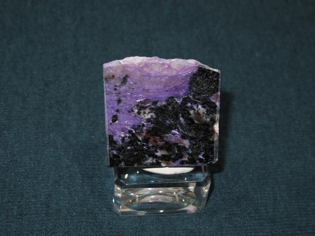 Чароит, Эгирин. полировка. Южная Якутия.