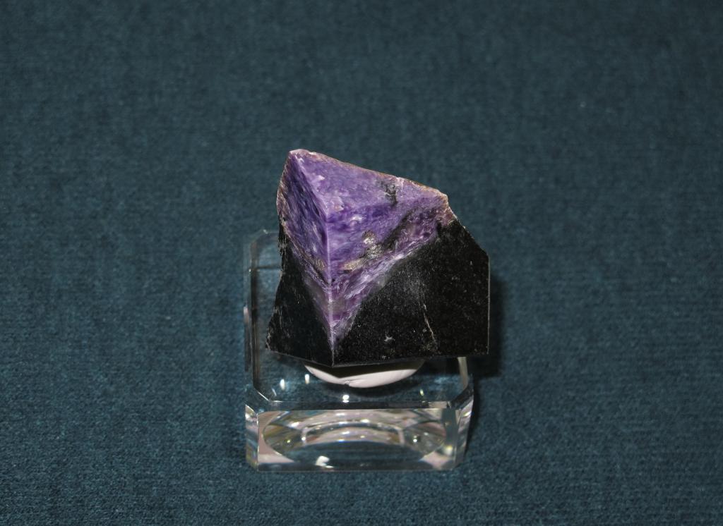 Чароит, Эгирин. полировка 3 ст. Южная Якутия.