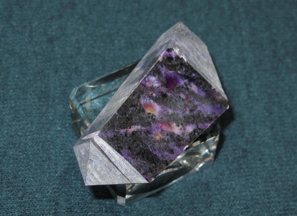 Чароит, Эгирин. полировка 2 ст. Южная Якутия.