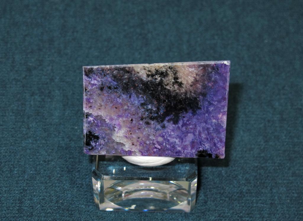 Чароит, Эгирин. полировка. Южная Якутия.