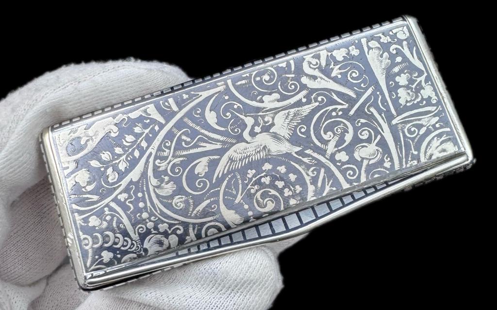 СЕРЕБРО ФРАНЦИЯ! ИЗУМИТЕЛЬНАЯ ТАБАКЕРКА С ИЗЯЩНОЙ ФРАНЦУЗСКОЙ ЧЕРНЬЮ "ЦАПЛЯ"! 102 гр!