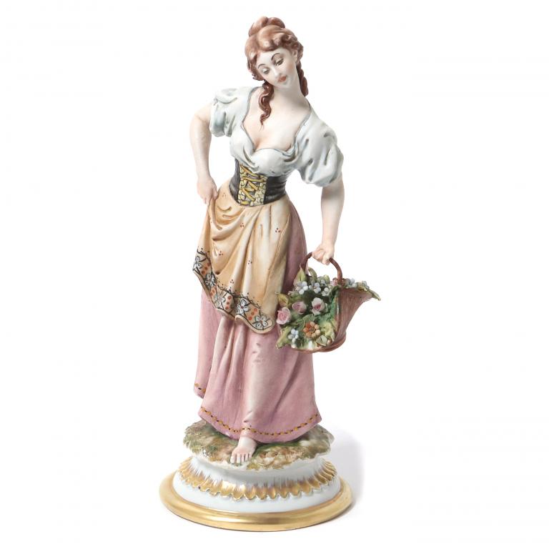Фарфоровая фигура "Девушка с корзиной цветов". Италия