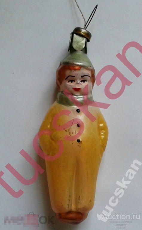 Мальчик в клоун в желтом маскарадном костюме