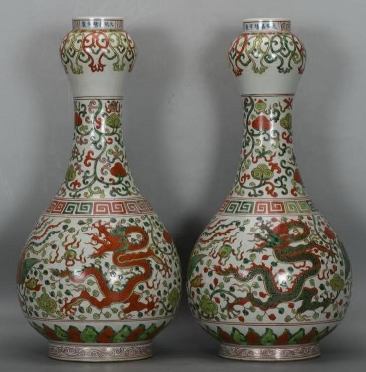 Китайские фарфоровые парные вазы, династия Мин