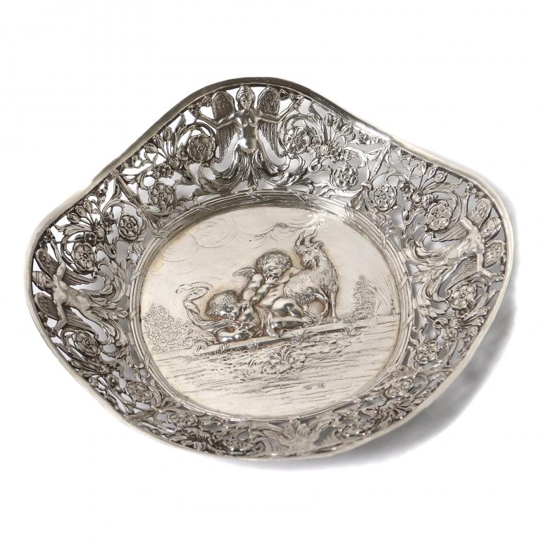 Серебряная прорезная ваза с путти. Германия