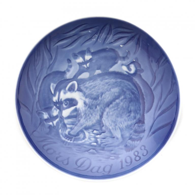 Фарфоровое блюдце "День матери". Bing & Grondahl, 1983 год.