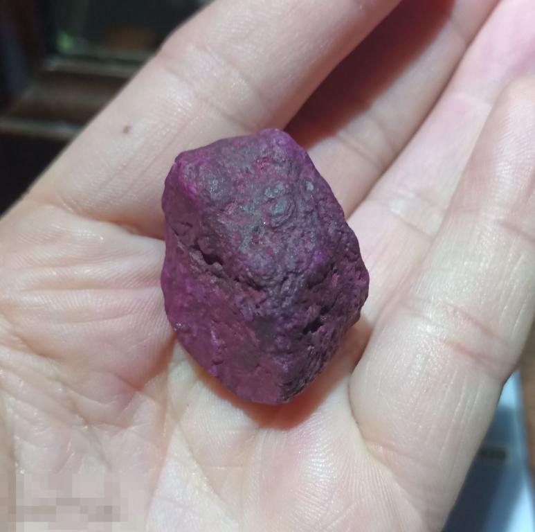 Натуральный неограненный корунд (рубин) 131,95 карат сертификат