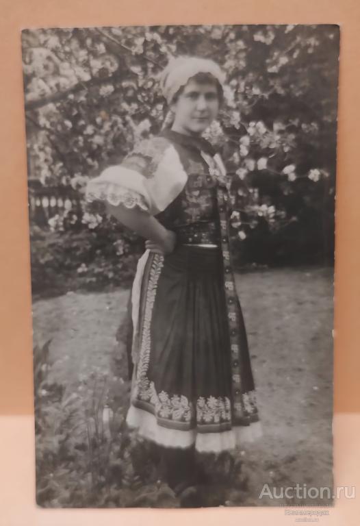 Девушка в национальном костюме в цветущем саду