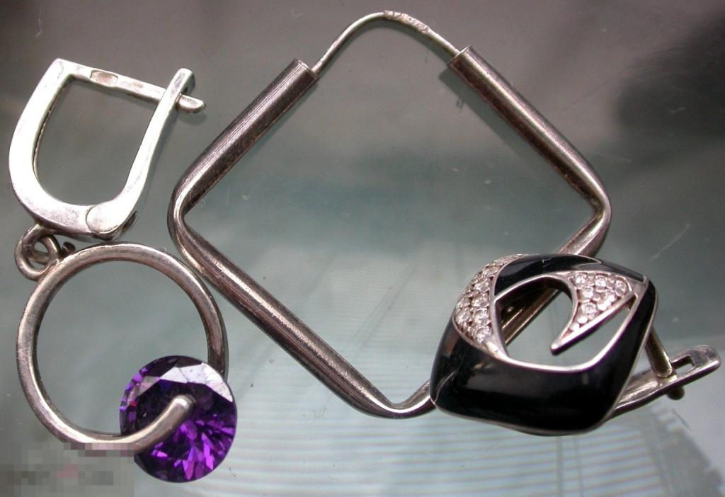 Одним лотом три непарные серьги. 925 проба. 5.2 гр.