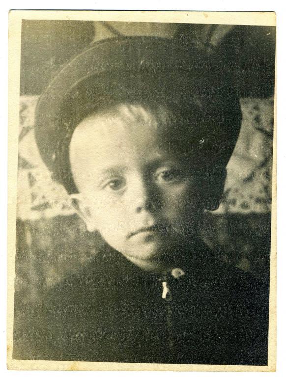 Мальчик Толя / пос.Бурденок Кировская обл - 1960 год // фото СССР (Z-7)