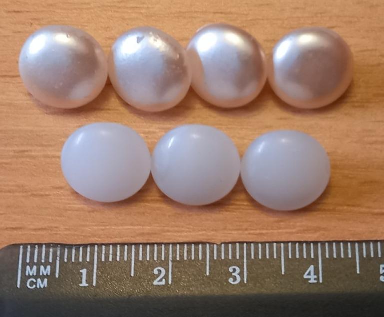 К13:376 ИЗ ПРАБАБУШКИНОЙ ШКАТУЛКИ: СТЕКЛЯННАЯ ПУГОВИЦА, СЕМЬ ШТУК ОДНИМ ЛОТОМ