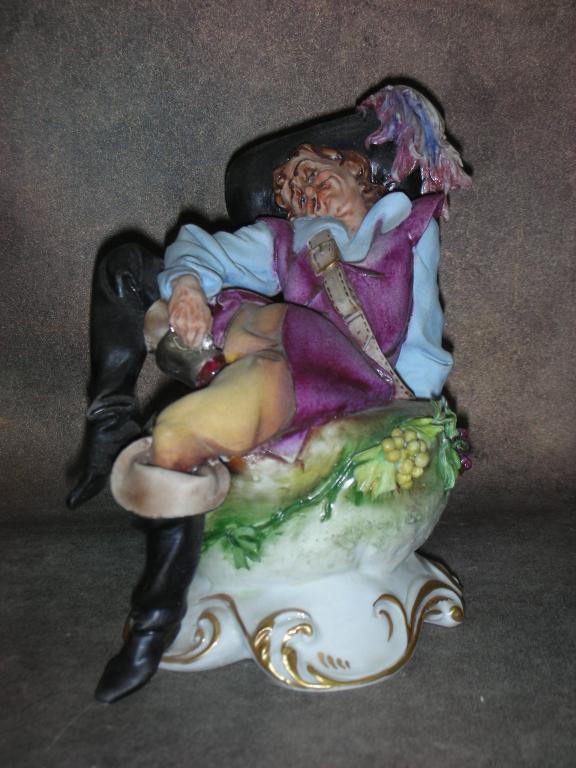 Статуэтка. Фарфор. Спящий мушкетёр. Capodimonte. Италия