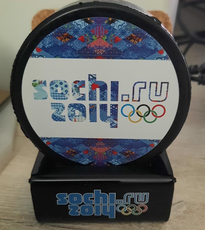 Шайба хоккейная.  Олимпиада Сочи 2014 (на подставке).
