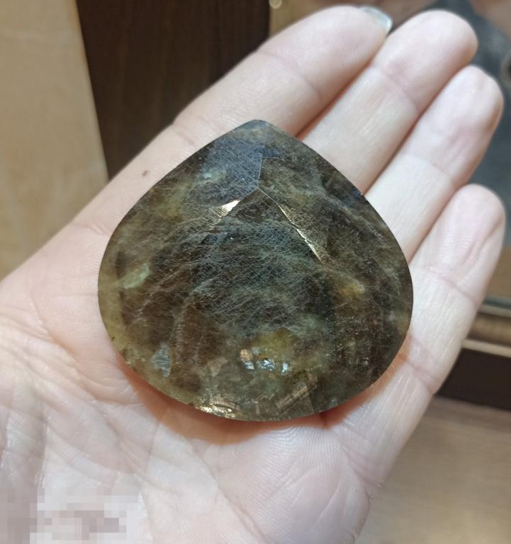 Большой натуральный золотой коричневый сапфир 330 карат сертификат