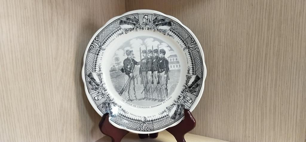Тарелка " Армия Наполеона ". Фарфор. Франция.Середина 20-го века. 3.
