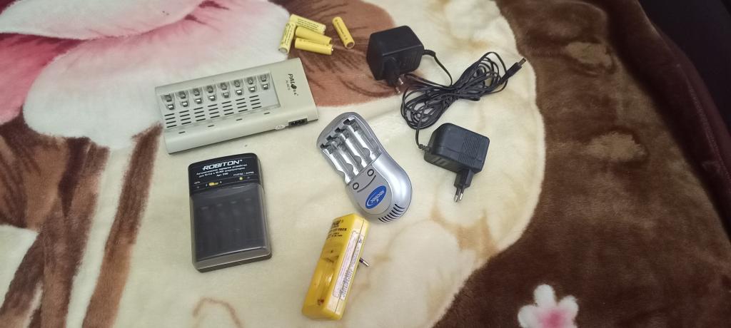 Зарядное устройство - зарядка аккумуляторов - батареек АА - ААА универсальное.4 штуки