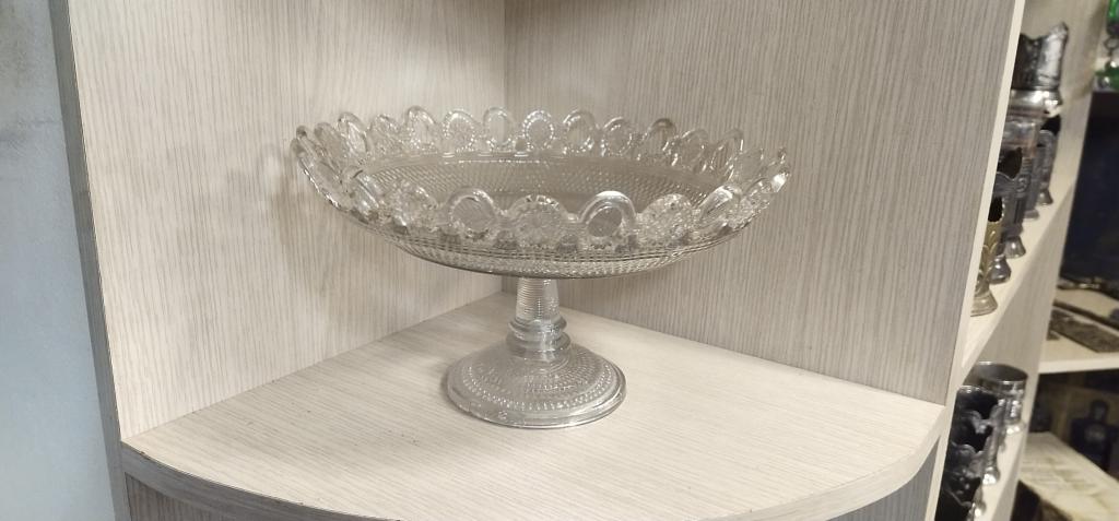 Ваза  для конфет и фруктов.Европа. Белое стекло. Старинное.