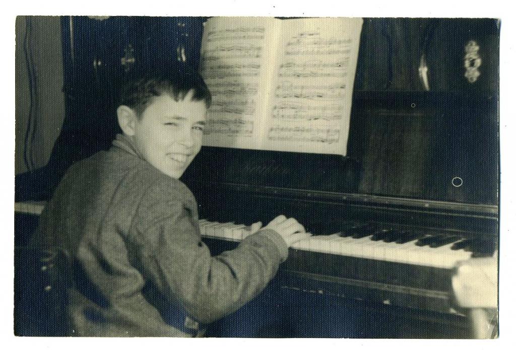 Юный музыкант за пианино // фото СССР  (Z-15)