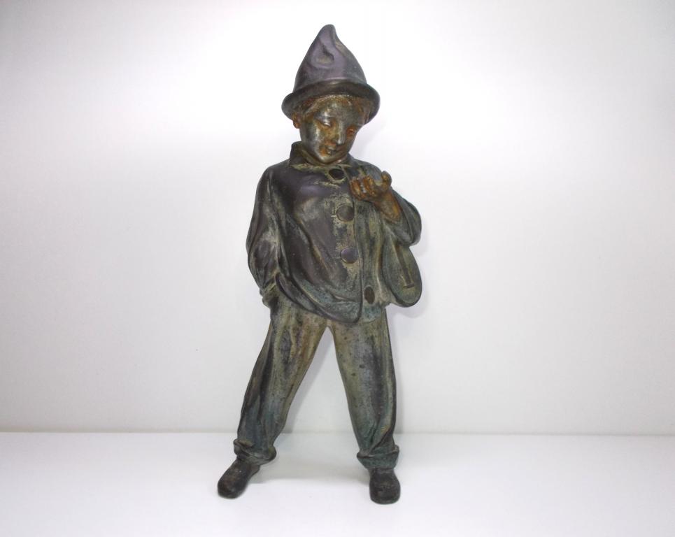 Старенькая фигурка Мальчика. Шпиатр.