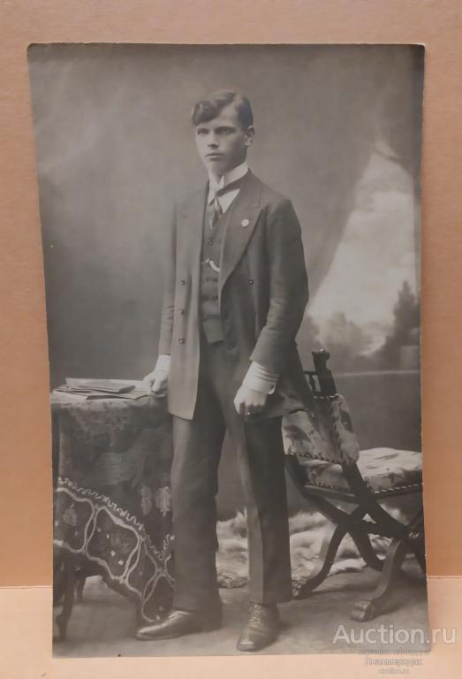 Фото портрет кабинетное молодой человек мужчина у стола мода типы