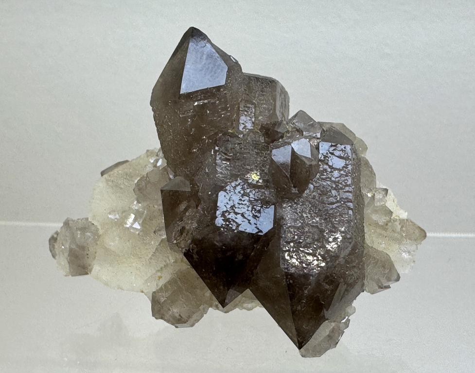 Дымчатый кварц, «плавающий» сросток кристаллов на кальците