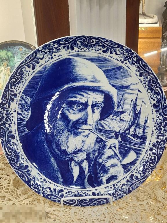 Тарелка настенная огромная Старый рыбак  Старик Голландия Делфт Delft фаянс 29 см