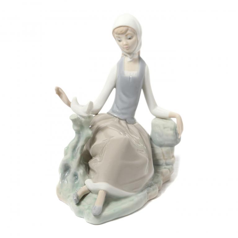 Фарфоровая фигура "Пастушка с голубем". Lladro