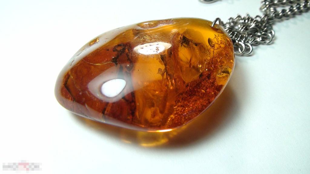 Подвеска янтарь с мошкой 33гр.