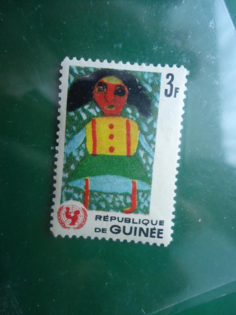1966 г. Гвинея  на клеевой стороне следы прилипания.