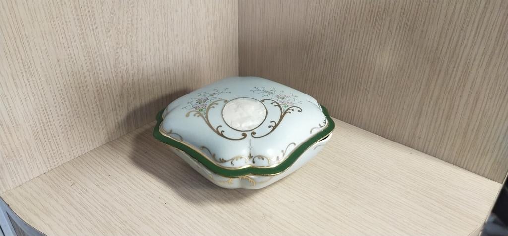 Шкатулка " Камея ". Европа. Фарфор .