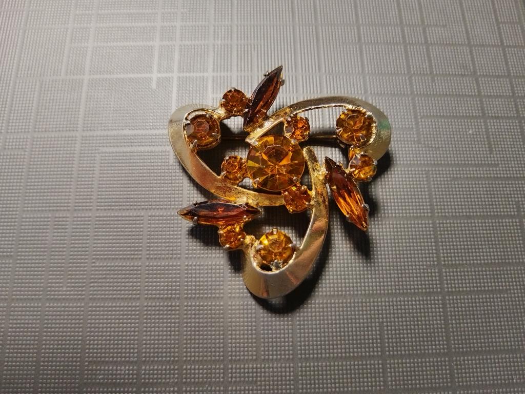Брошь винтаж Чехословакия Завиток Коньячная из коньячного стекла с декоративными элементами