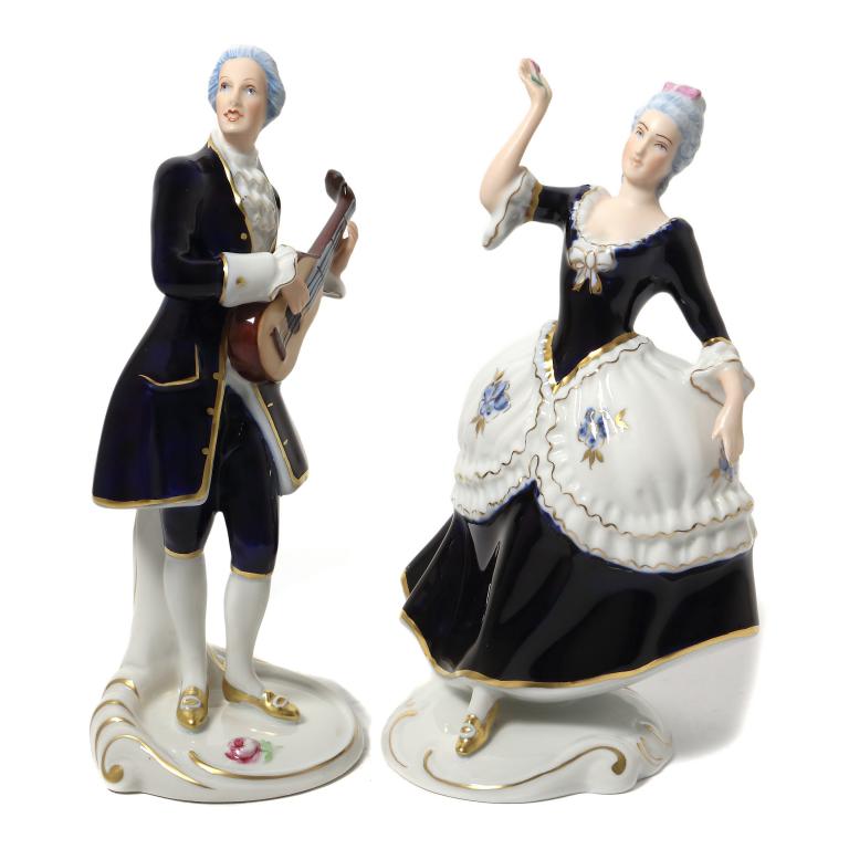 Две фарфоровые фигуры Дама" и "Кавалер". Royal Dux