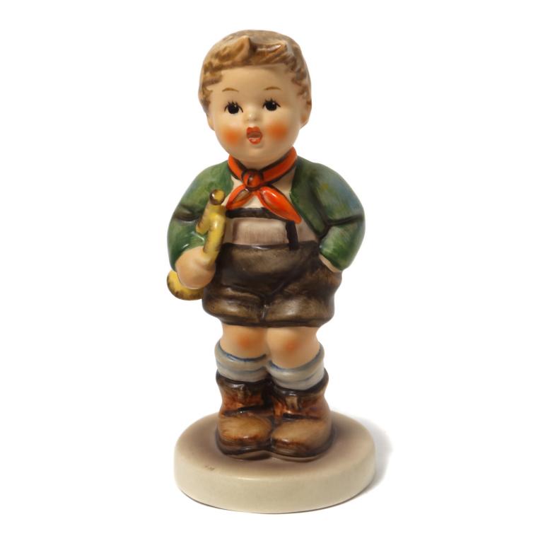 Фарфоровая фигура "Мальчик с горном​". Goebel