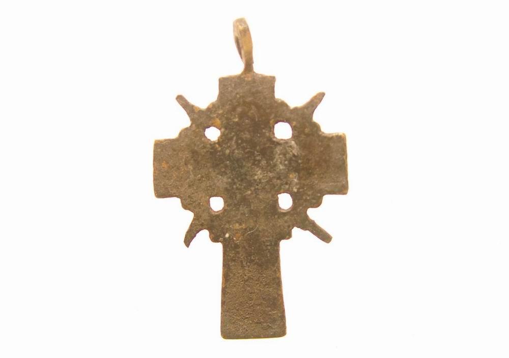 Старинный крестик с прорезной формой