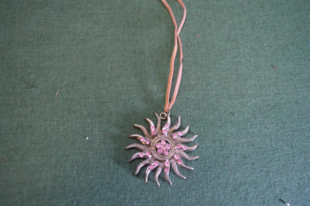 Кулон "Солнце". Розовые вставки. Металл.