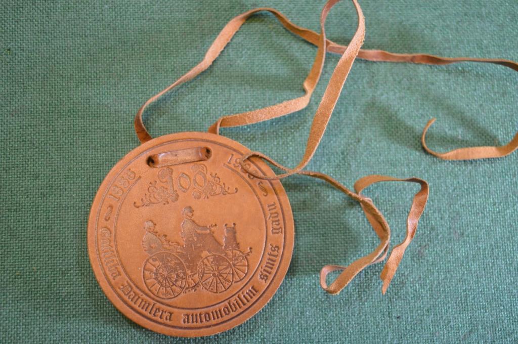 Медаль кожаная "Автомобиль Даймлера, моторизированная повозка, 100 лет 1886 - 1986 гг". Кожа.