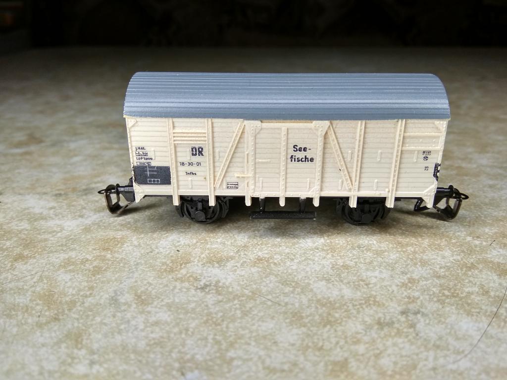 12мм.(TT) 2-х осный крытый вагон Seefische,подклеена подножка