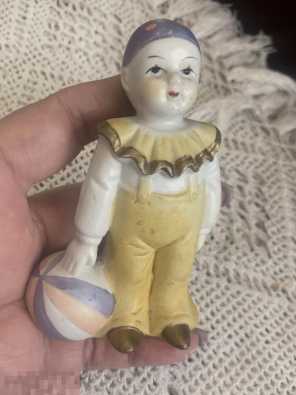 Арлекин Клоун Мальчик с мячом Фарфор бисквит  Германия ГДР