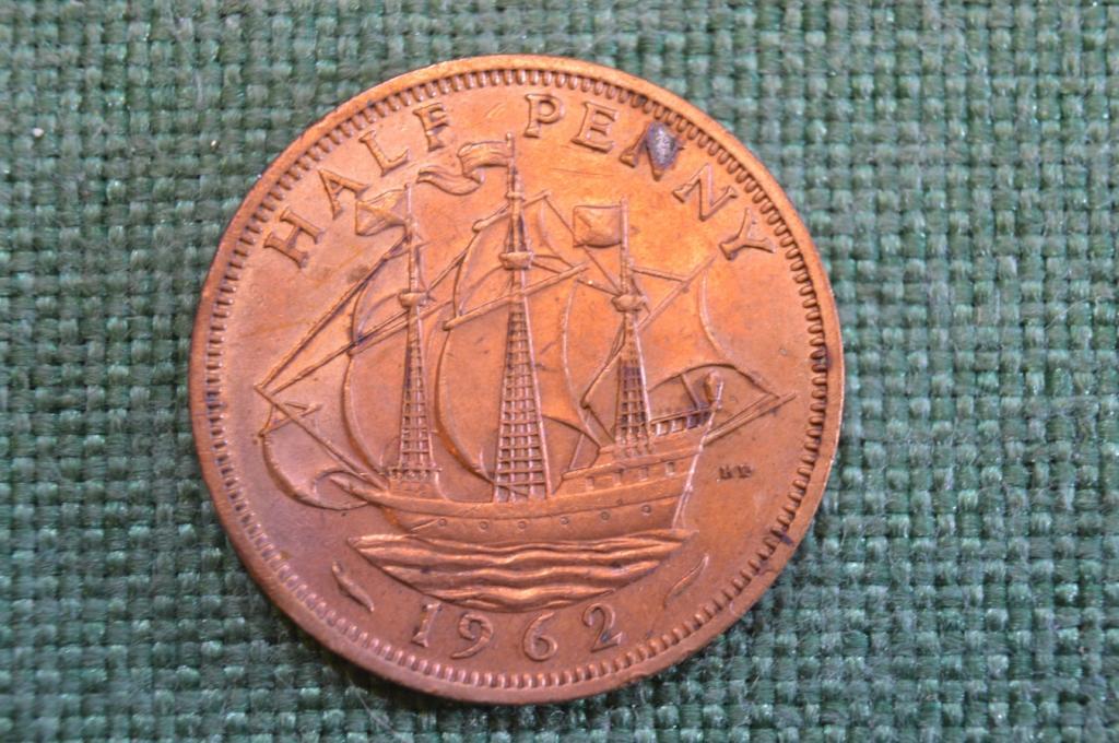 Монета 1/2 пенни 1962 года. Парусник. Half penny. Елизавета II, Великобритания.
