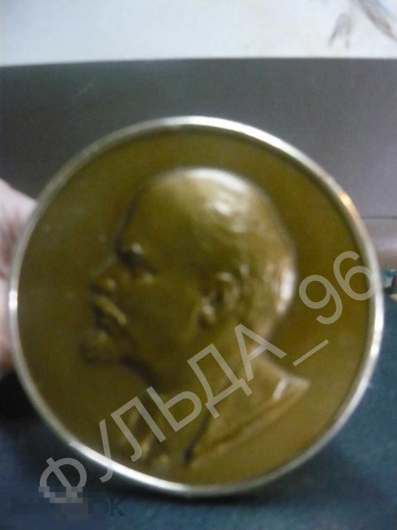 Плакетка В.И. Ленин Диам. 9,5 см. С подставкой Мет