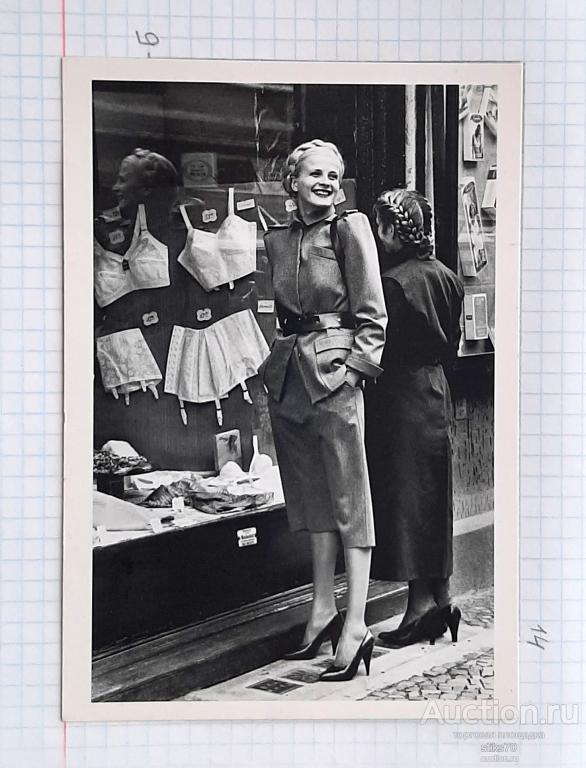 У витрины магазина женского белья. Мода. Немецкий "Vogue ". Красивая модель.  Фото Хельмута Ньютона.