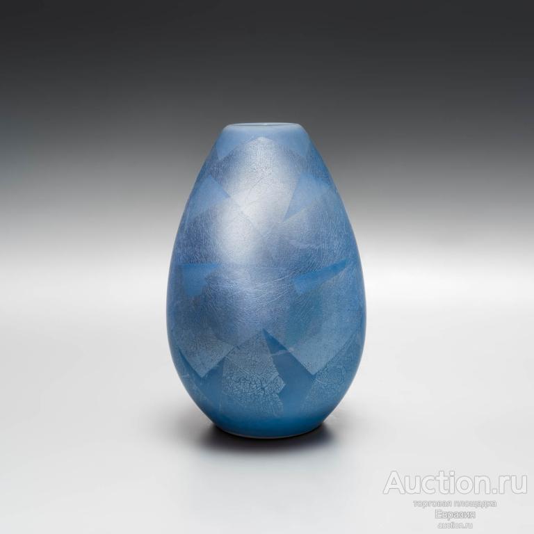 Эффектная ваза с абстрактным рисунком